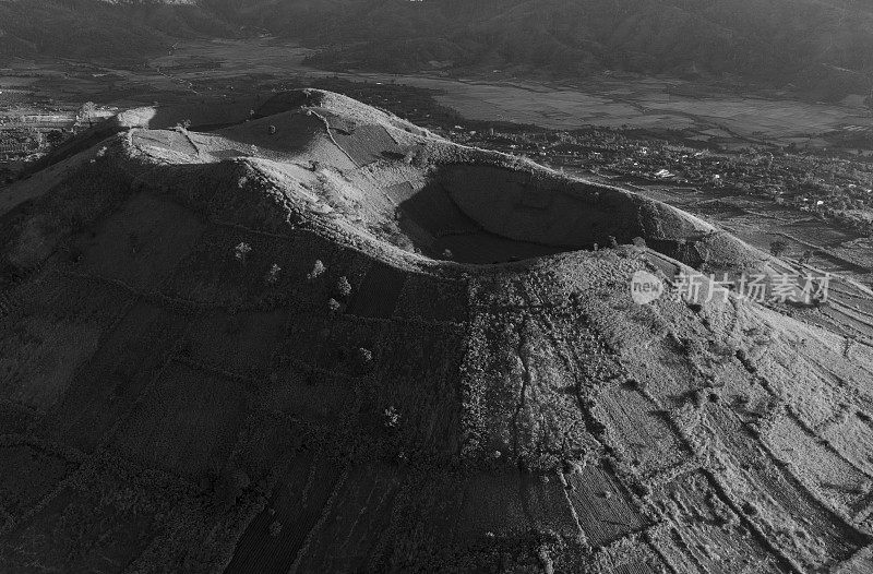 该火山口已停止工作，被命名为越南中部高地，嘉莱省Chu Dang Ya火山